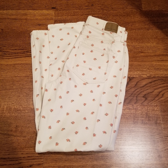 American Eagle Outfitters Denim - NWT American Eagle mom jeans